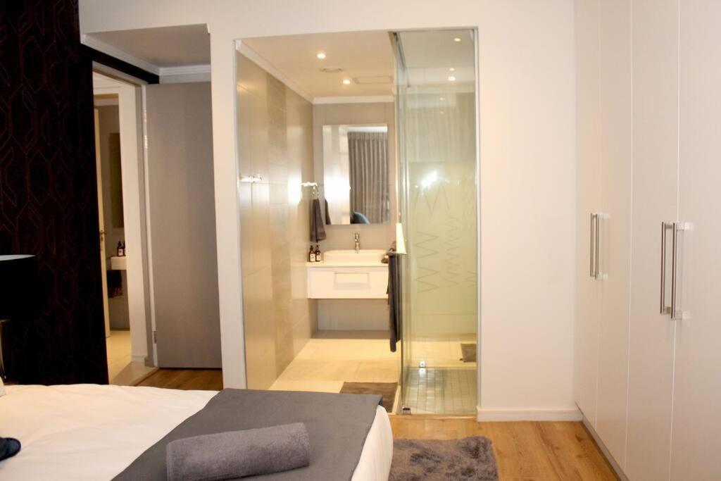 In Sandton, Masinginta Towers Apartment Johannesburg