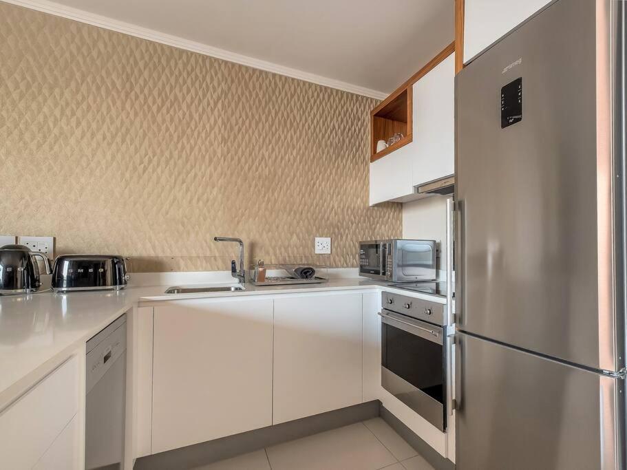 Apartment In Sandton, Masinginta Towers *