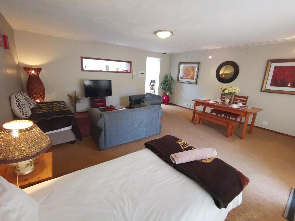 Paulshof Sandton - Hluhluwe Road Complex Homestay