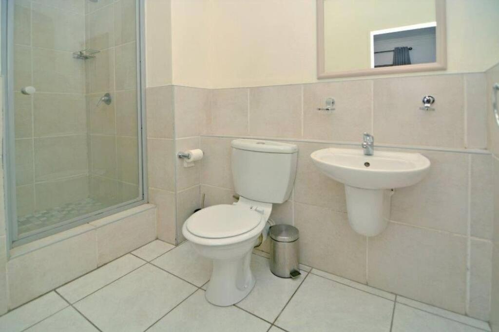Great 2 Bedroom, Serviced Apartment, Views, Pool! *