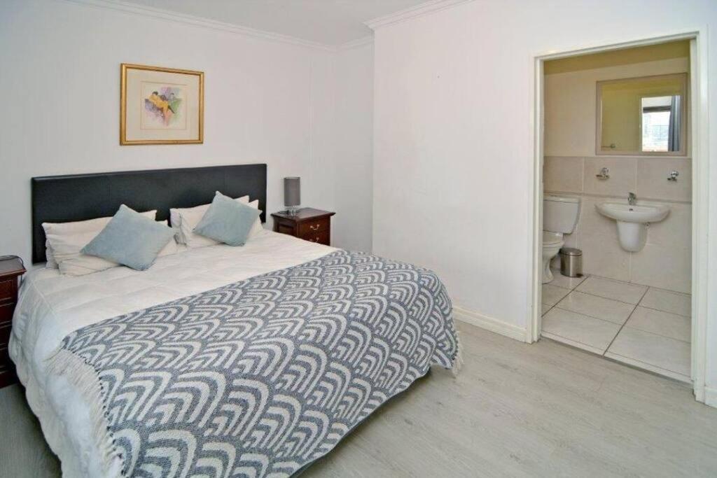 Great 2 Bedroom, Serviced Apartment, Views, Pool! Johannesburg