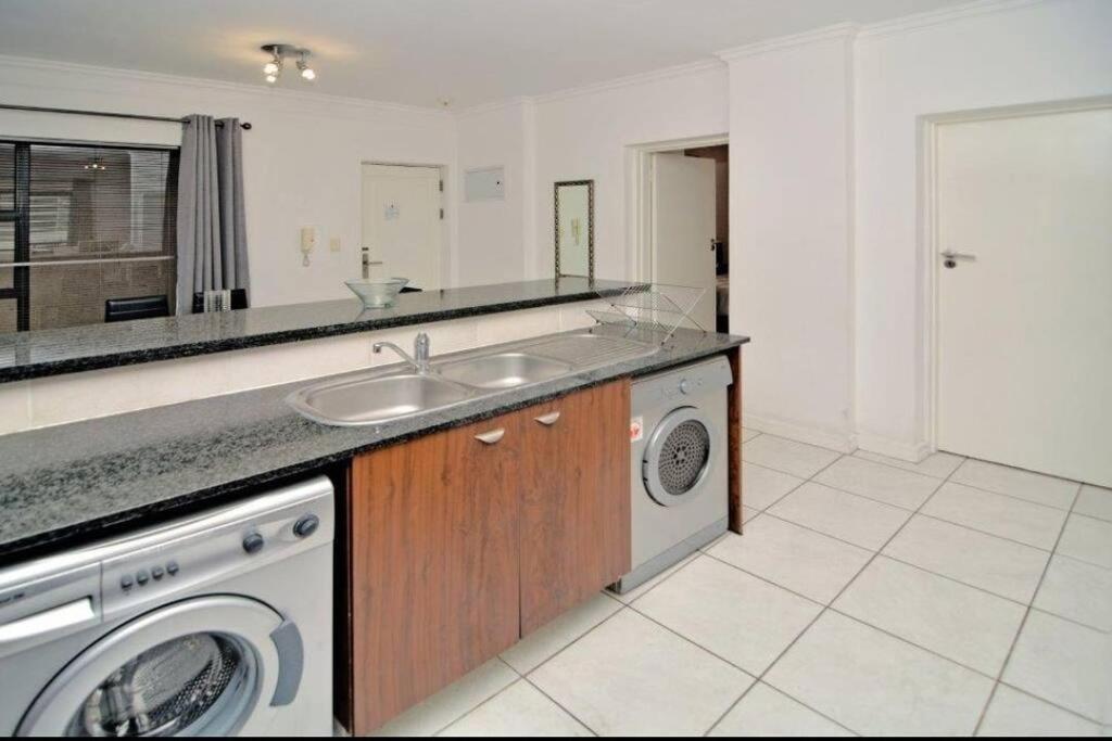 Apartment Great 2 Bedroom, Serviced Apartment, Views, Pool!