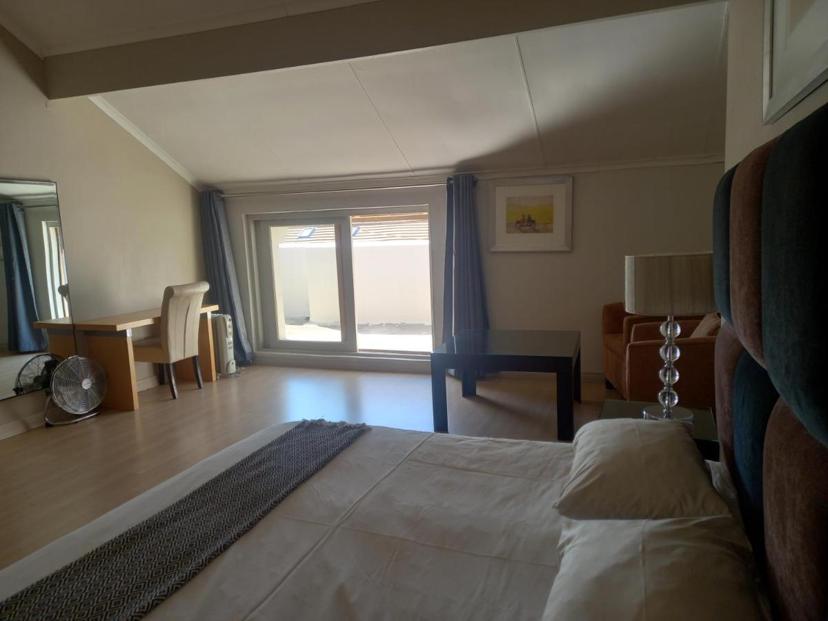 Mount Royal 31 - Large 1 Bed With Balcony