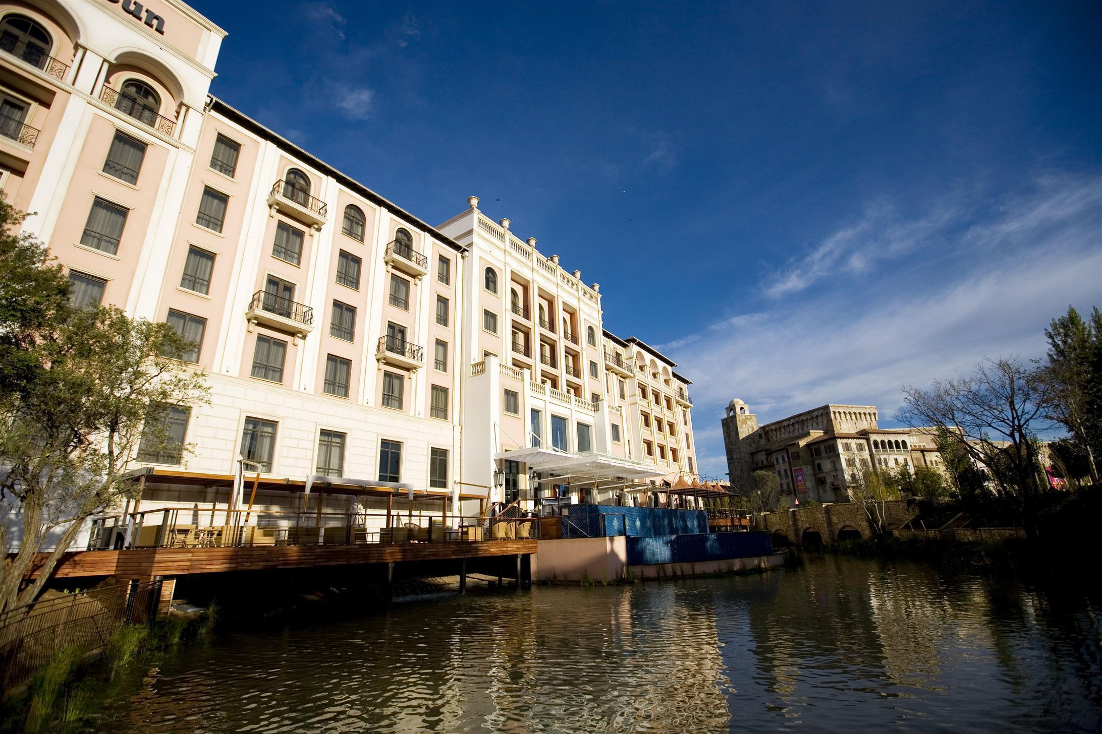 Pivot Montecasino Hotel 4*