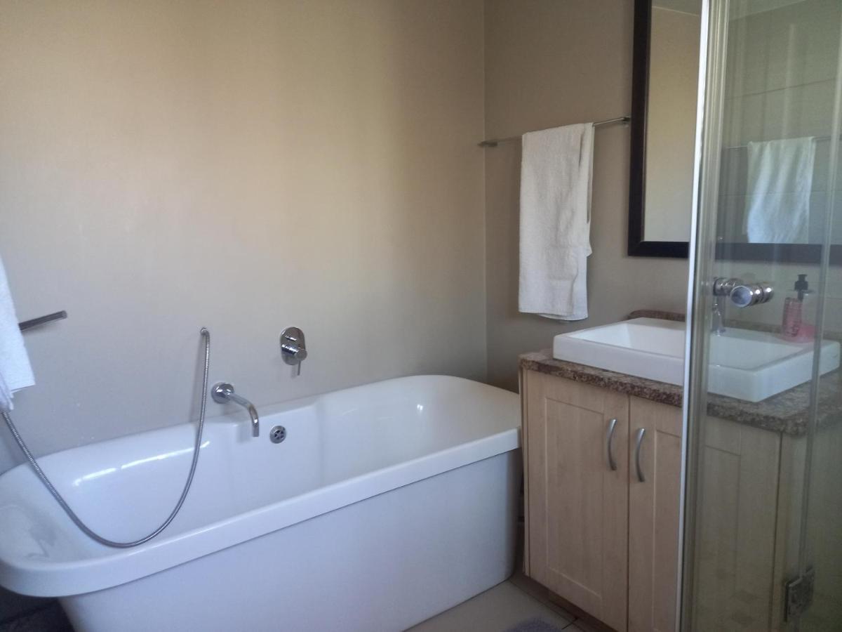Mount Royal 31 - Large 1 Bed With Balcony * Johannesburg