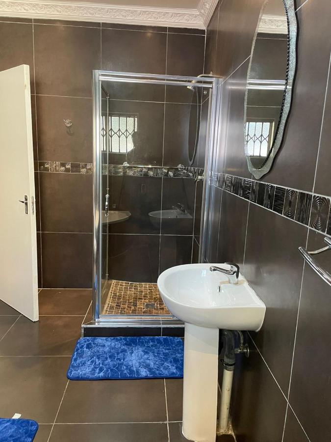 76 Darwin * Johannesburg