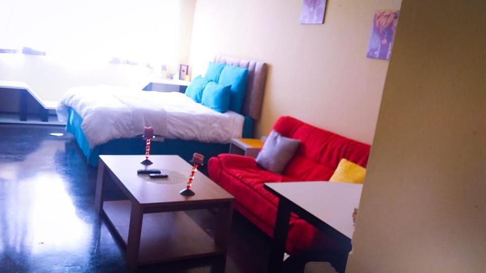 Apartment Cosy In Maboneng's 12 Decades Art