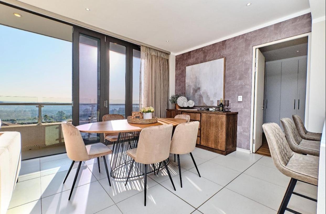 Modern Luxury Furnished In Sandton Apartment *