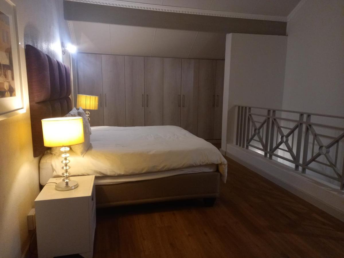 Mount Royal 29 - Large 1 Bed With Balcony Apartment *
