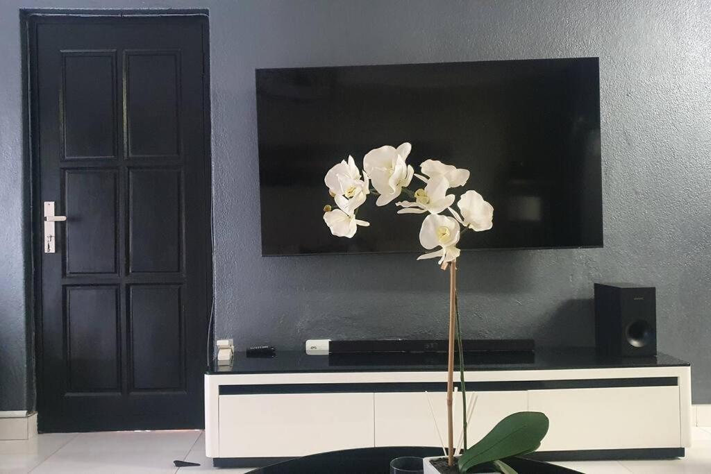 Apartment Upmarket 3 Bedroom *