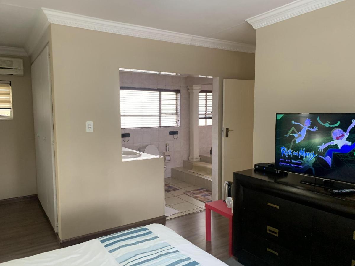 Safari -beautiful 3 Bedrooms, 10-seater Dining , Tv Room, Garden & Pool