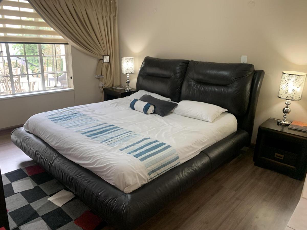 Safari -beautiful 3 Bedrooms, 10-seater Dining , Tv Room, Garden & Pool Apartment *