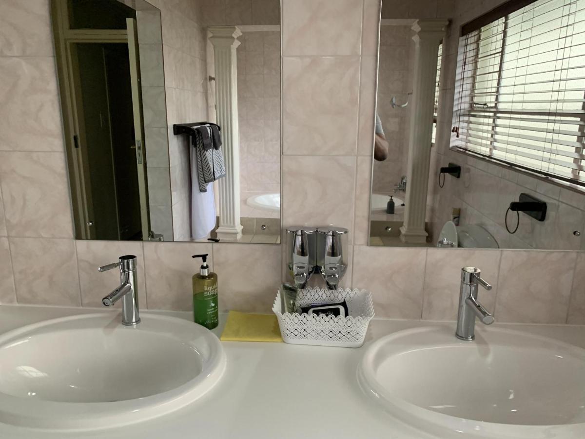 Safari -beautiful 3 Bedrooms, 10-seater Dining , Tv Room, Garden & Pool