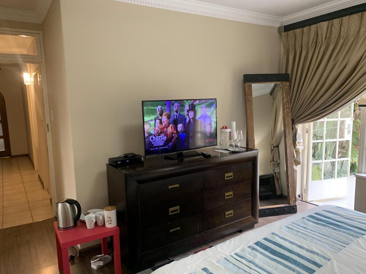 Apartment Safari -beautiful 3 Bedrooms, 10-seater Dining , Tv Room, Garden & Pool *