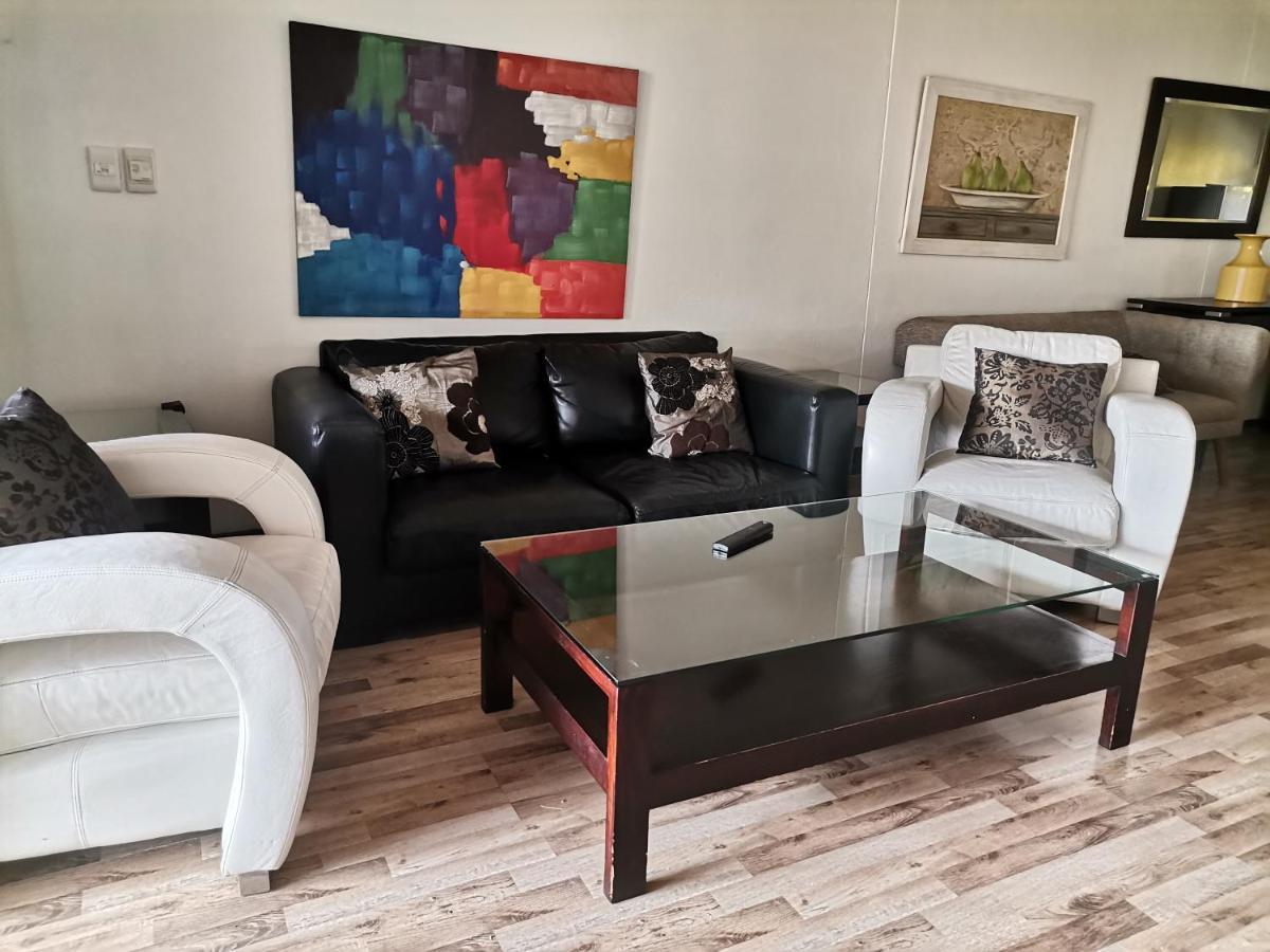 Apartment Glammys @77 Grayston Drive Johannesburg