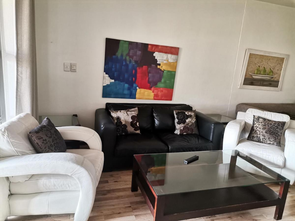 Glammys @77 Grayston Drive Apartment *