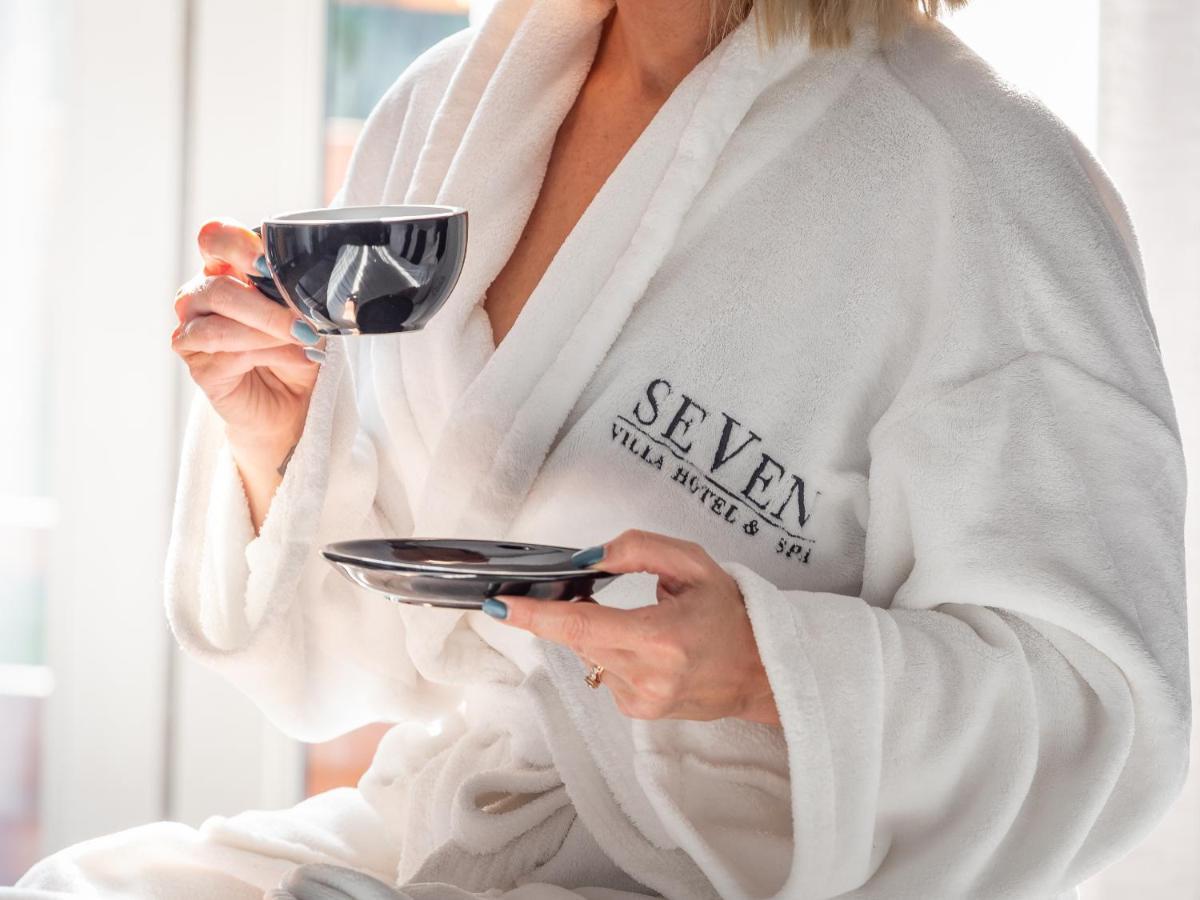 Hotel Seven &