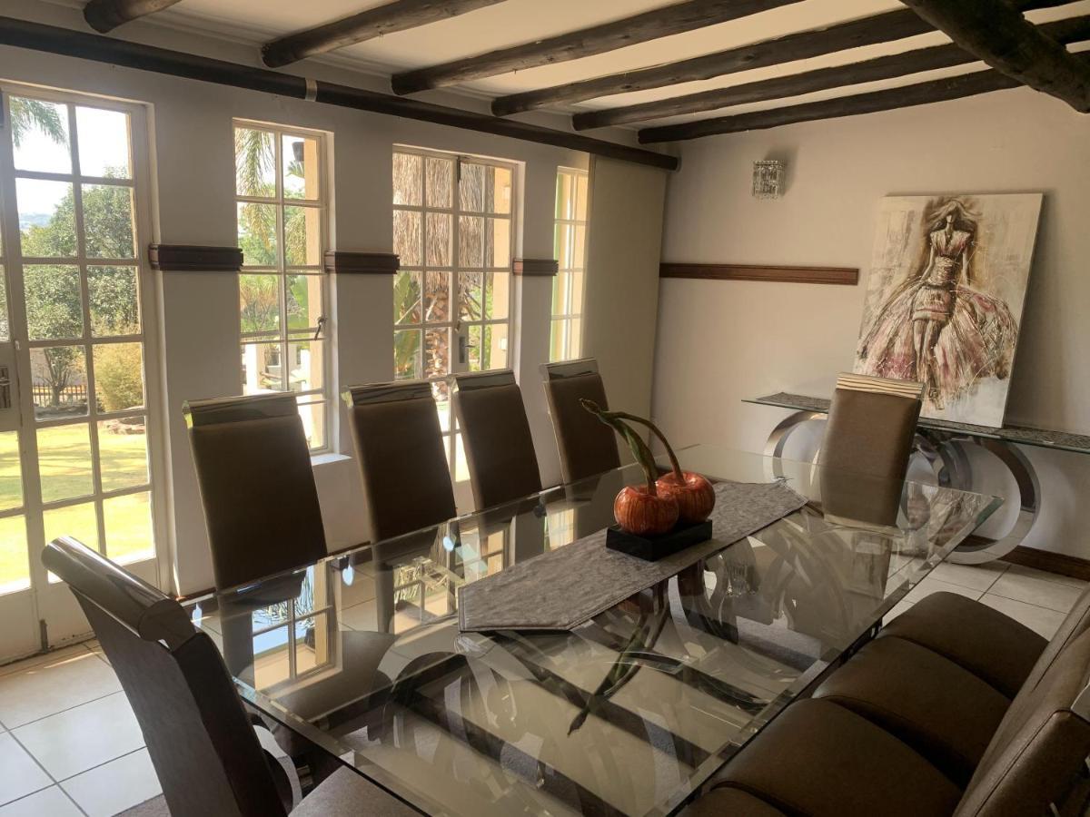 Apartment Safari -beautiful 3 Bedrooms, 10-seater Dining , Tv Room, Garden & Pool