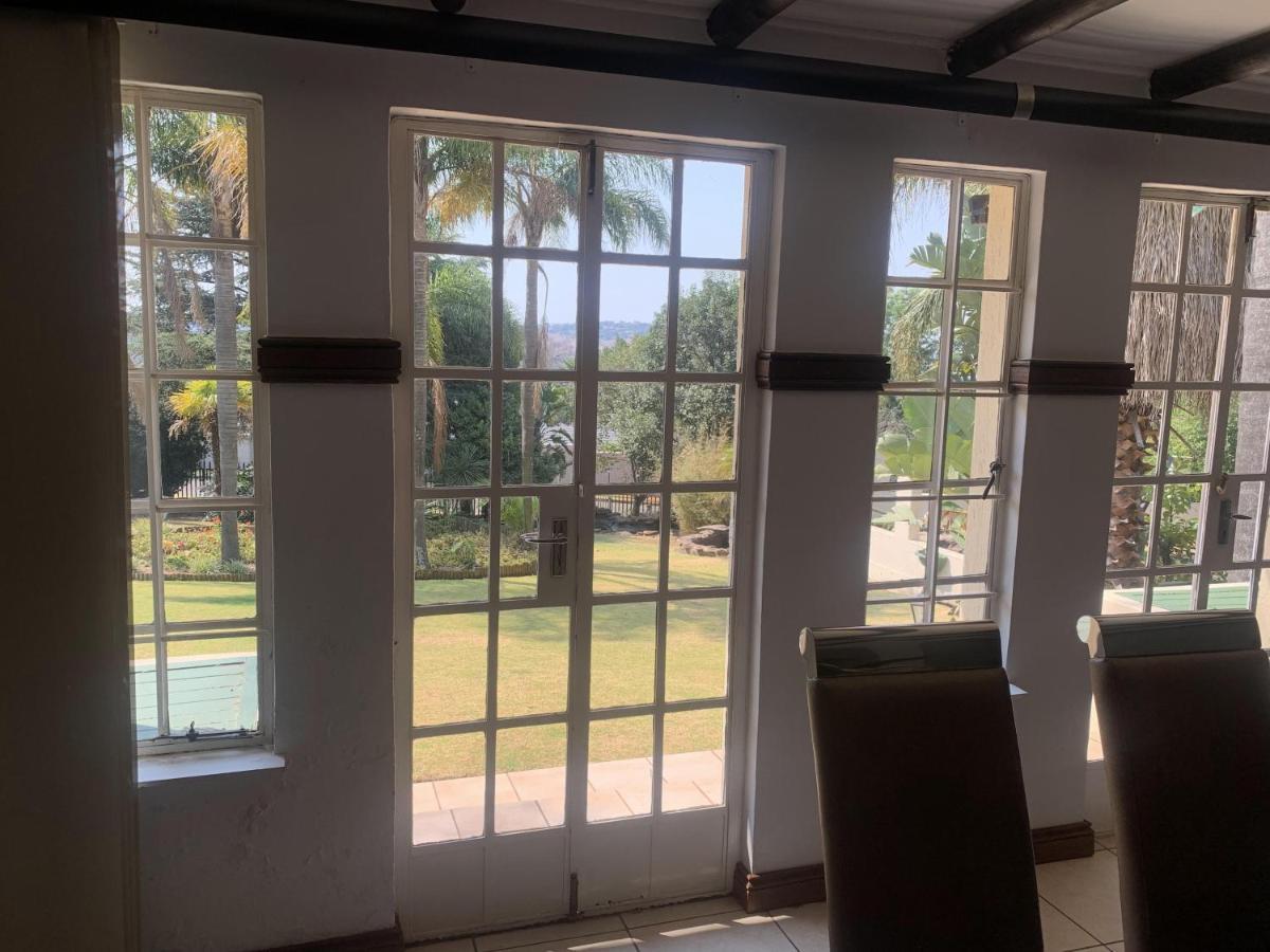 Safari -beautiful 3 Bedrooms, 10-seater Dining , Tv Room, Garden & Pool Apartment