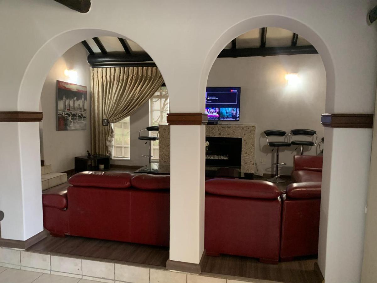 Safari -beautiful 3 Bedrooms, 10-seater Dining , Tv Room, Garden & Pool *