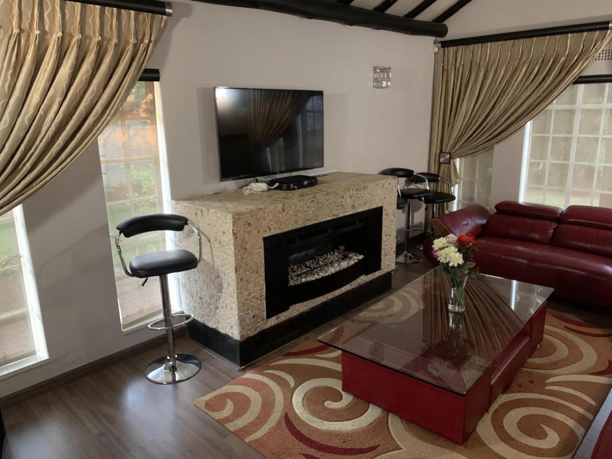Safari -beautiful 3 Bedrooms, 10-seater Dining , Tv Room, Garden & Pool Apartment Johannesburg