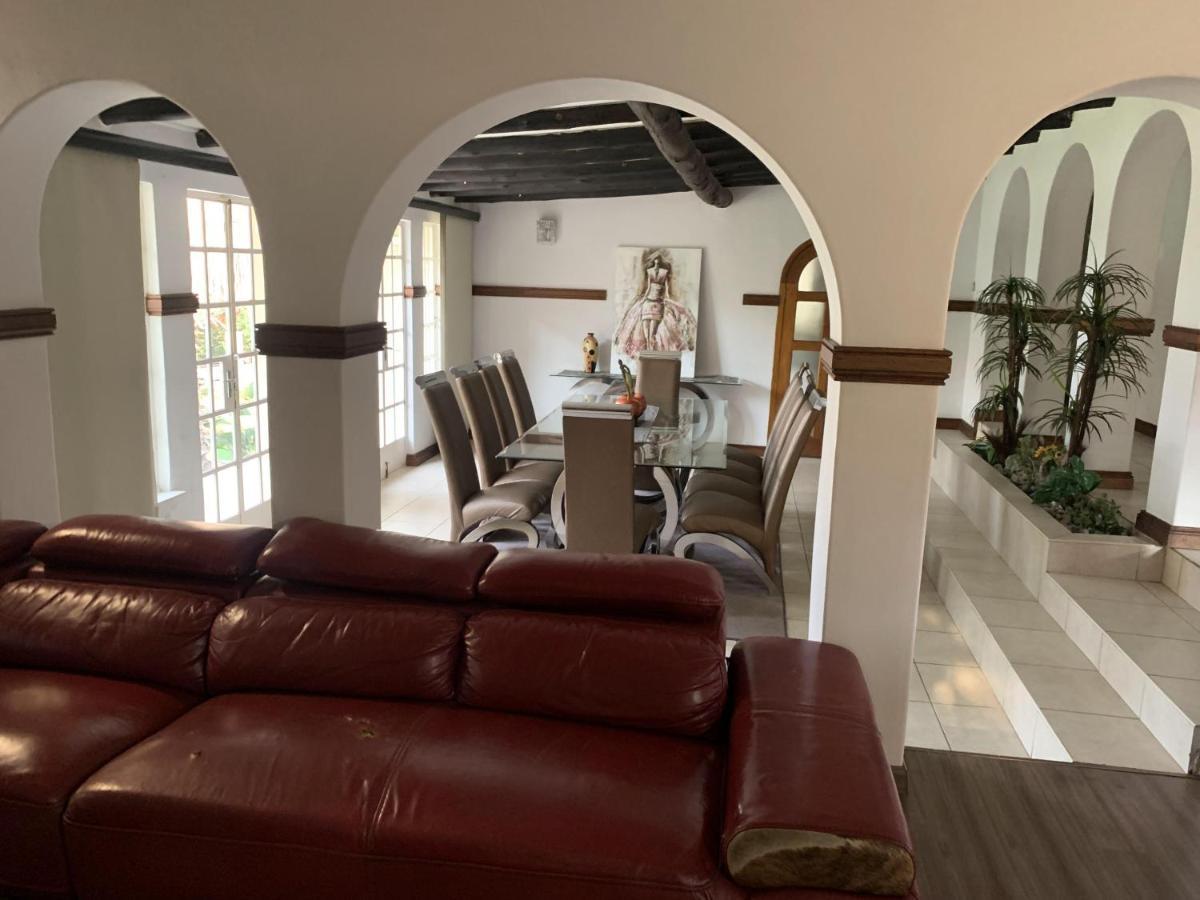 Safari -beautiful 3 Bedrooms, 10-seater Dining , Tv Room, Garden & Pool Apartment