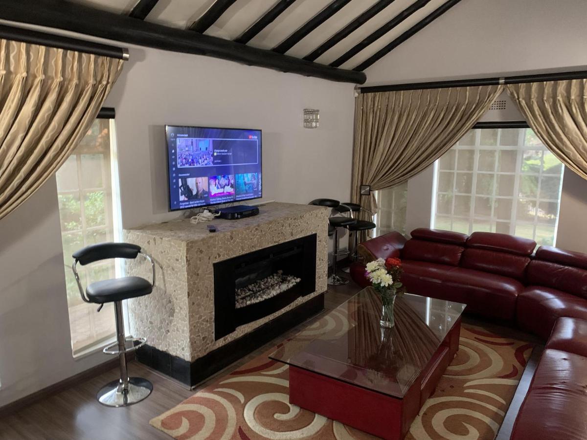 Safari -beautiful 3 Bedrooms, 10-seater Dining , Tv Room, Garden & Pool Apartment