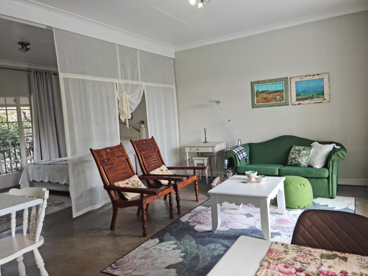 Maria's In Melville Apartment *