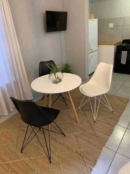 Modern 1 Bedroom Flat With Uninterrupted Wifi Apartment Johannesburg