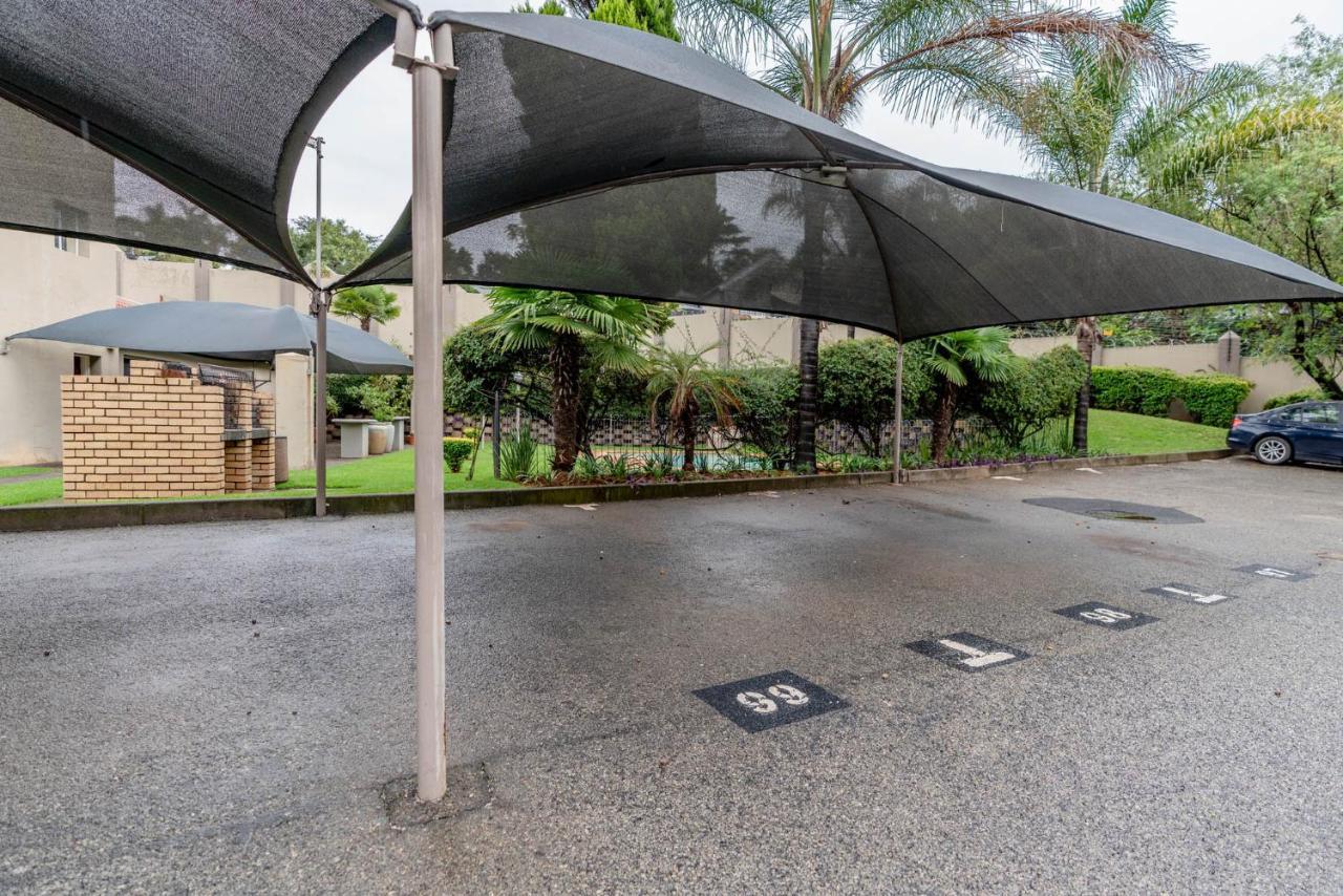 Modern 2 Bedroom In Vibrant Melville 99 Apartment