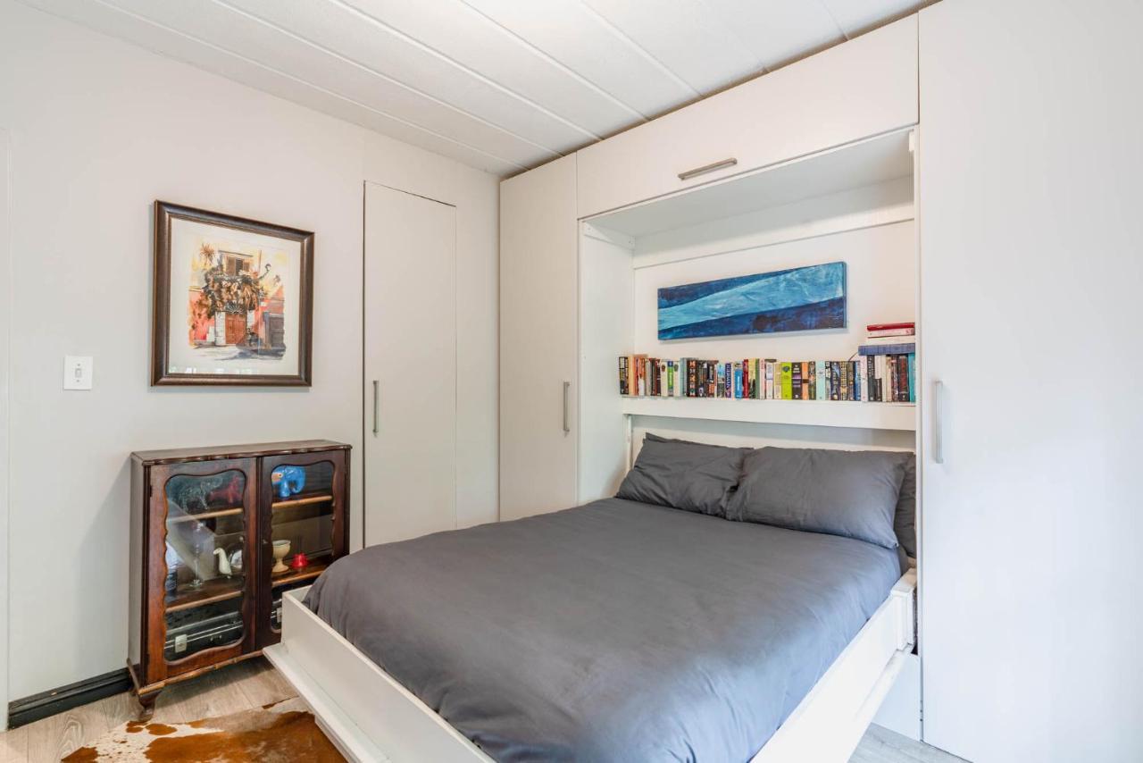 Modern 2 Bedroom In Vibrant Melville 99 Apartment