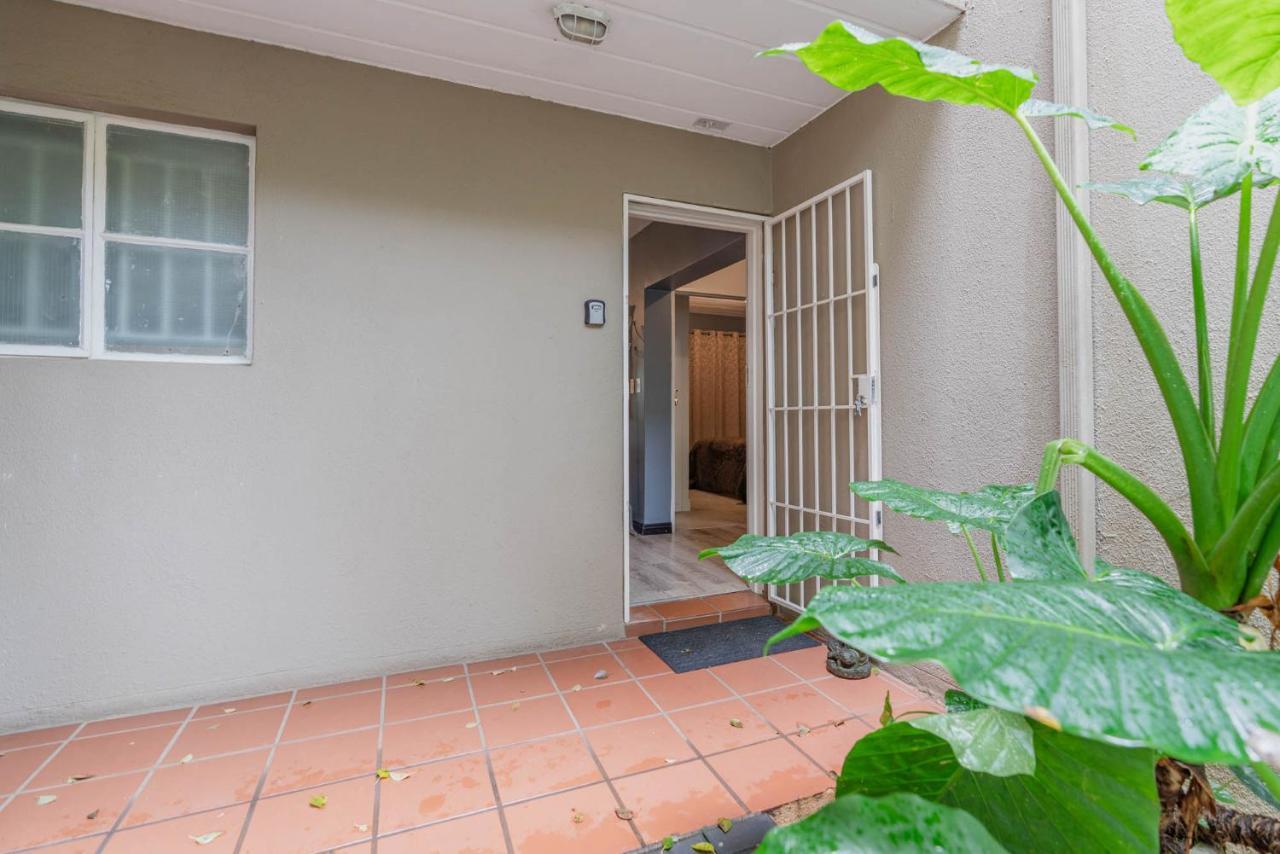 Modern 2 Bedroom In Vibrant Melville 99