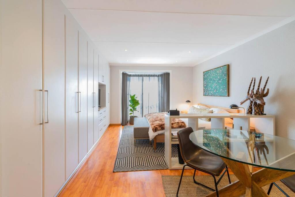 Modern In Culturally Vibrant Melville 22