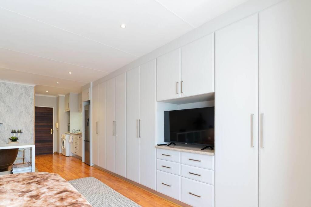 Modern In Culturally Vibrant Melville 22 *