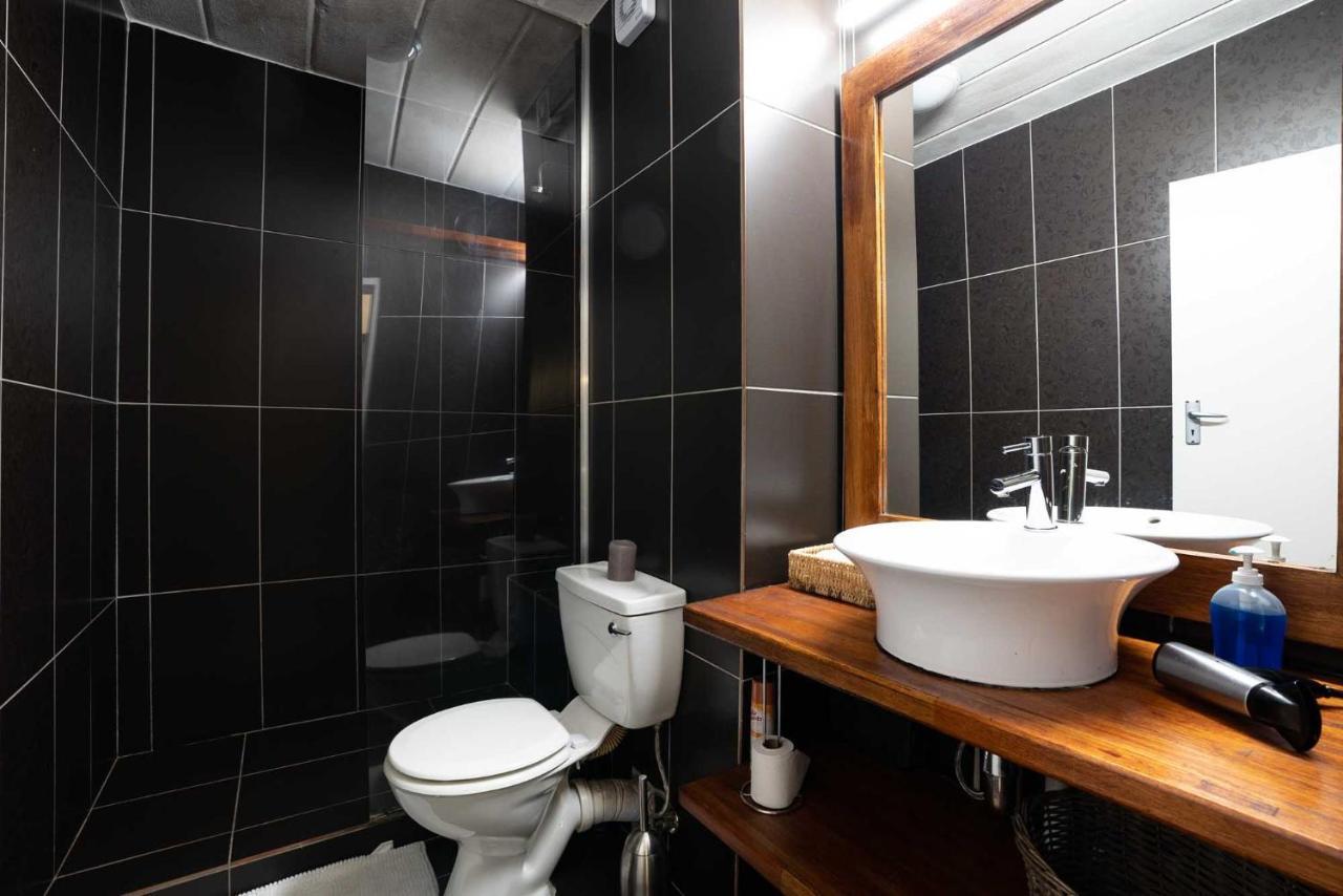 Modern 2 Bedroom In Vibrant Melville 99