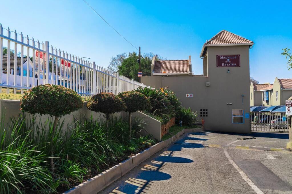 Modern In Culturally Vibrant Melville 22 *