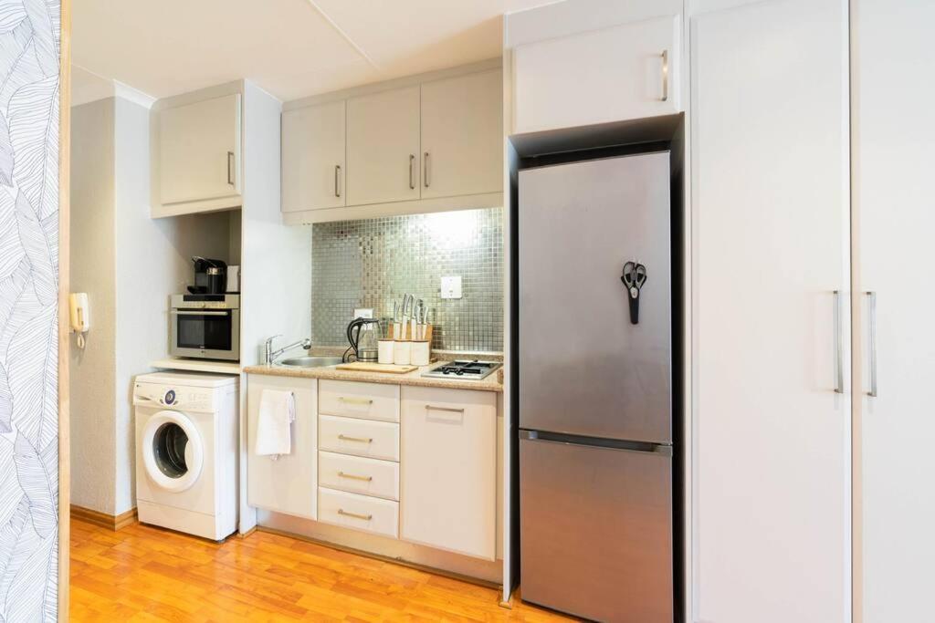 Modern In Culturally Vibrant Melville 22
