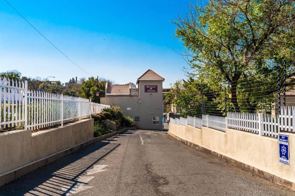 Apartment Modern In Culturally Vibrant Melville 22