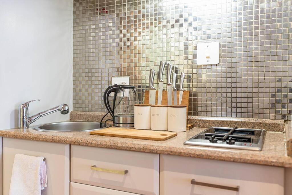 Modern In Culturally Vibrant Melville 22