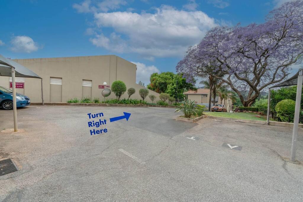 Lovely 2 Bedroom Unit In The Heart Of Melville 127 *