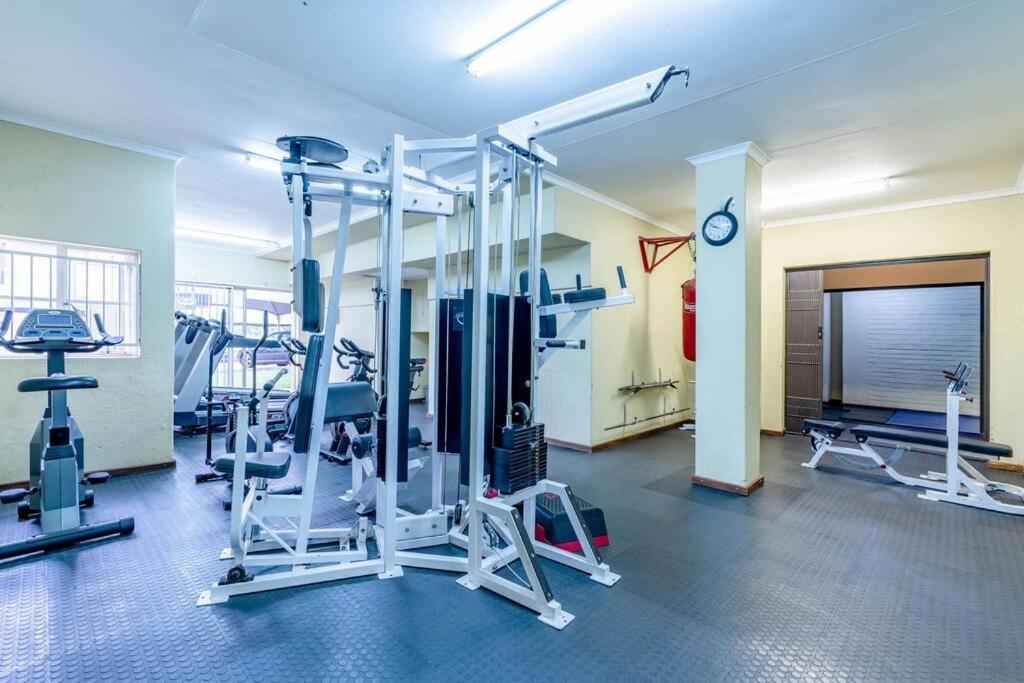 Lovely 2 Bedroom Unit In The Heart Of Melville 127 Apartment