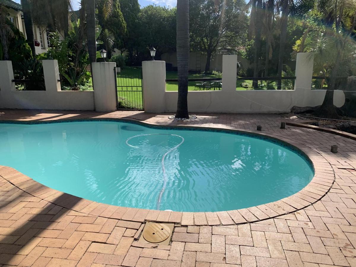 Apartment Safari -beautiful 3 Bedrooms, 10-seater Dining , Tv Room, Garden & Pool *