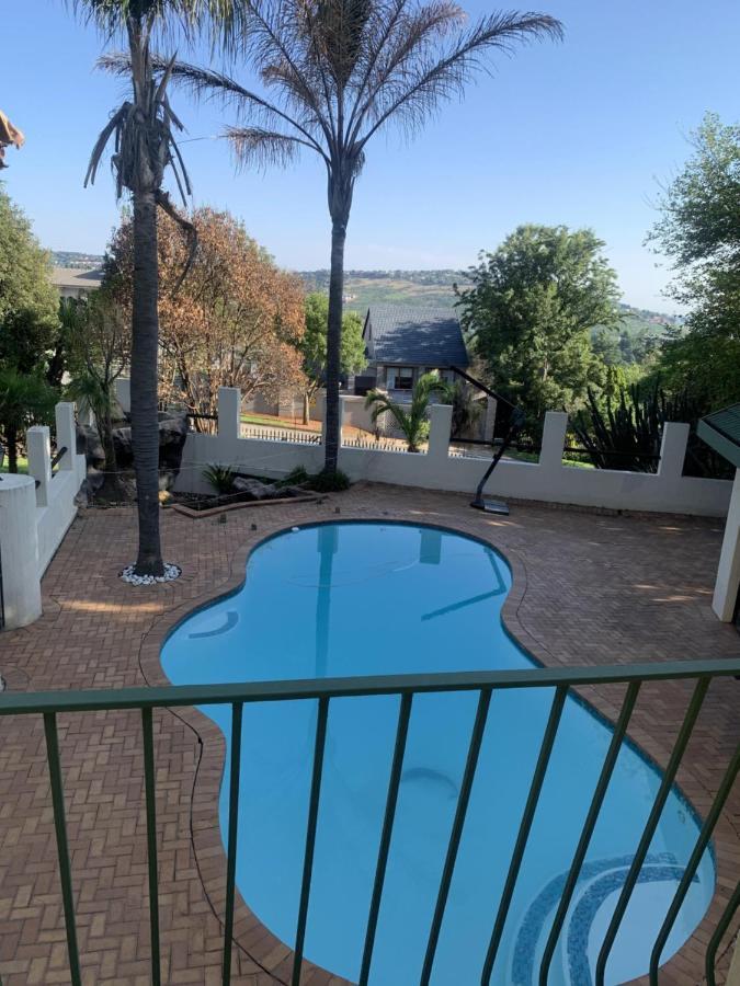 Safari -beautiful 3 Bedrooms, 10-seater Dining , Tv Room, Garden & Pool Johannesburg
