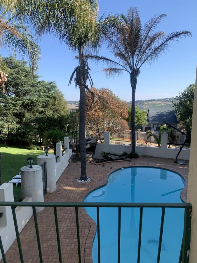 Apartment Safari -beautiful 3 Bedrooms, 10-seater Dining , Tv Room, Garden & Pool *