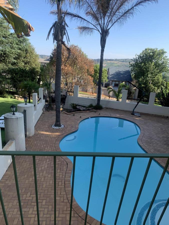 Safari -beautiful 3 Bedrooms, 10-seater Dining , Tv Room, Garden & Pool Apartment Johannesburg