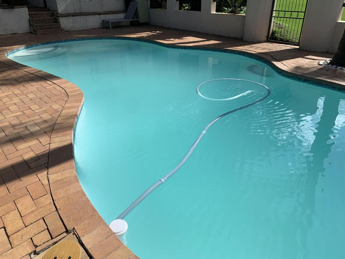 Apartment Safari -beautiful 3 Bedrooms, 10-seater Dining , Tv Room, Garden & Pool