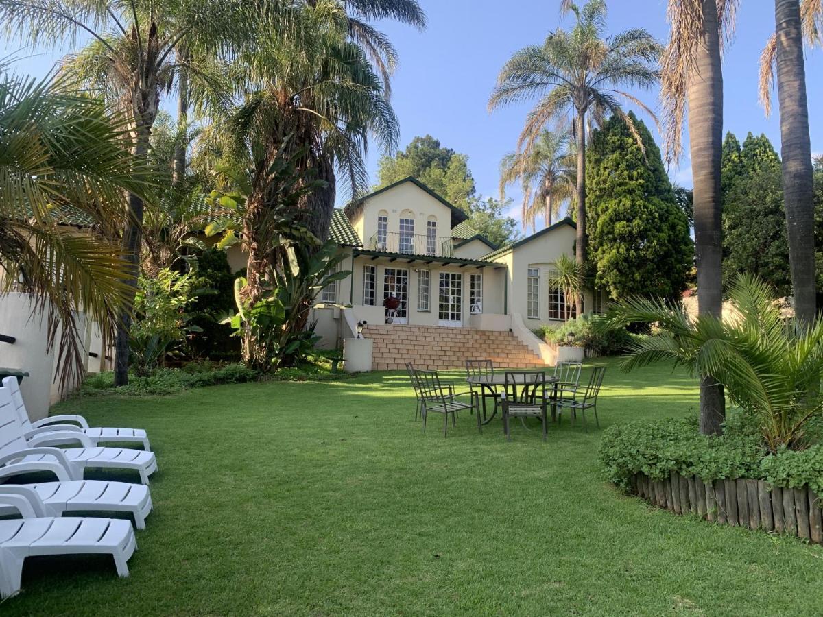 Safari -beautiful 3 Bedrooms, 10-seater Dining , Tv Room, Garden & Pool * Johannesburg