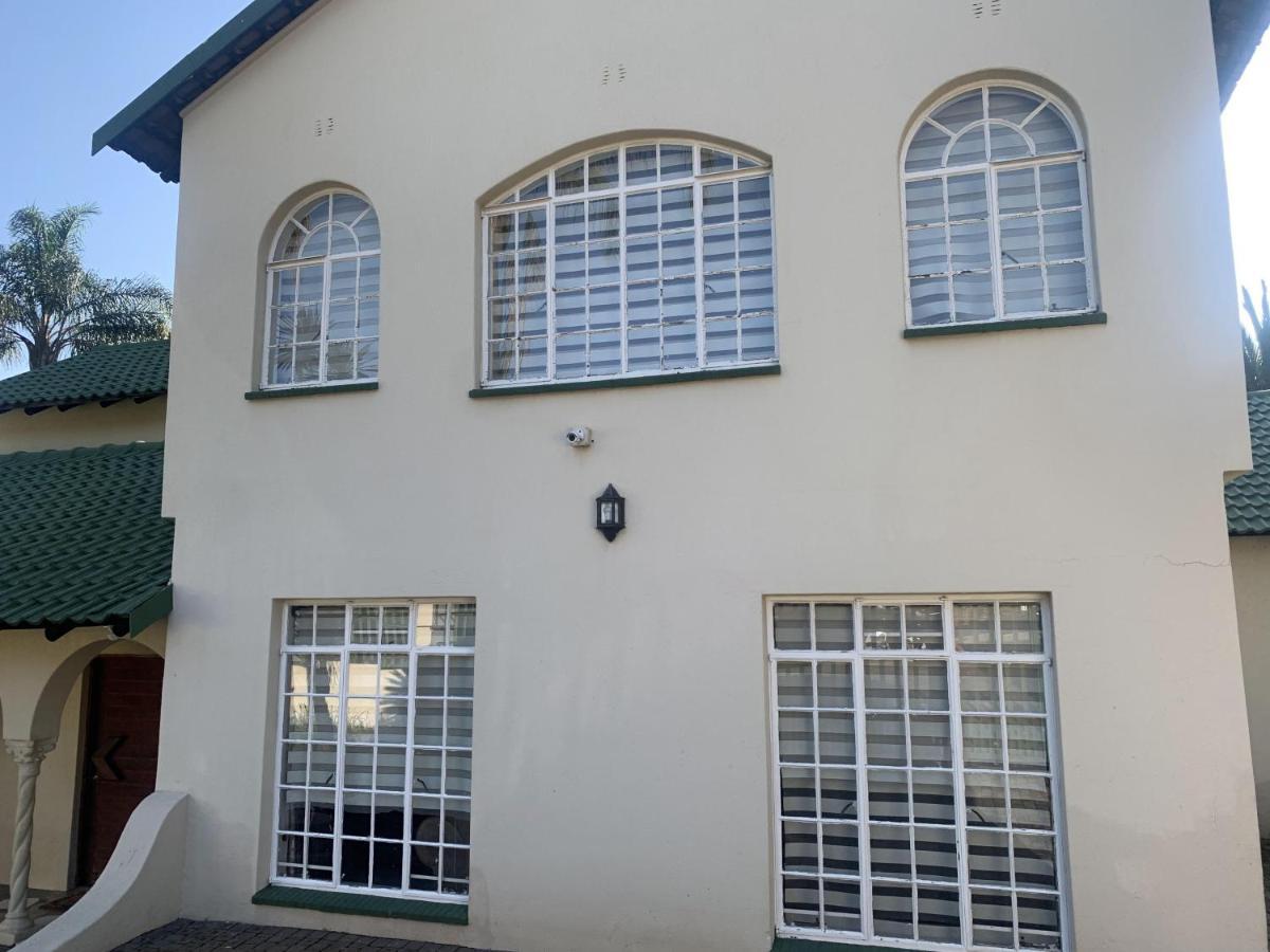 Safari -beautiful 3 Bedrooms, 10-seater Dining , Tv Room, Garden & Pool Johannesburg