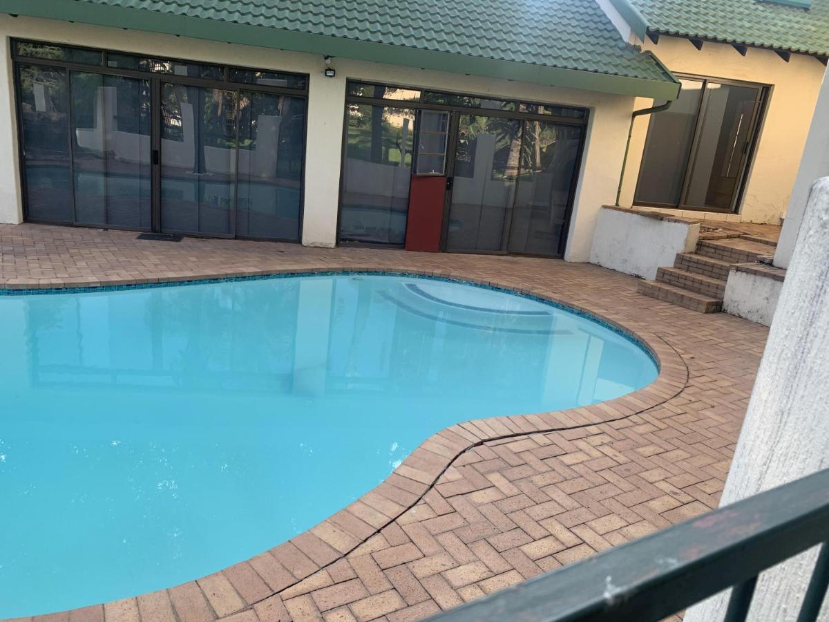 Safari -beautiful 3 Bedrooms, 10-seater Dining , Tv Room, Garden & Pool *