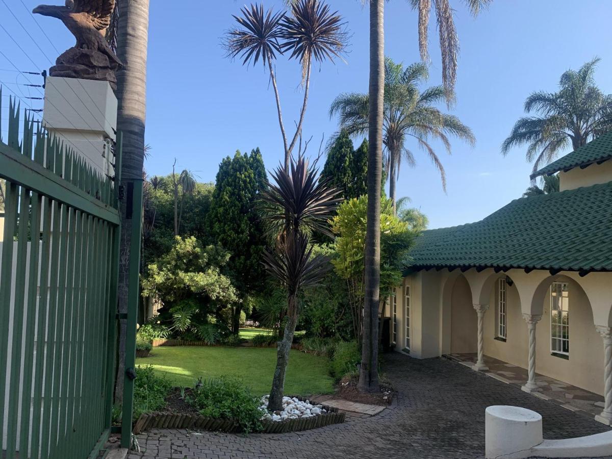 Safari -beautiful 3 Bedrooms, 10-seater Dining , Tv Room, Garden & Pool *